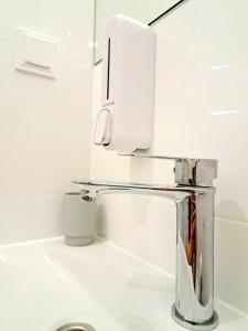 拉齐布日Apartament Nova的白色浴室内的镀铬盥洗盆