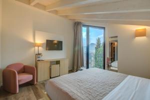 科莫Le Stanze del Lago Villa Seta的一间卧室配有一张床和一个带椅子的窗户