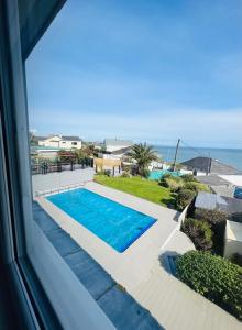 梅瓦吉西特瑞玛尼酒店的从窗户可欣赏到游泳池的景色