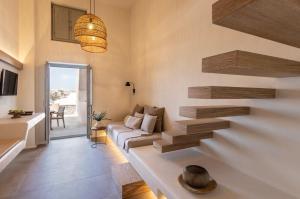 梅萨雷亚Frescoes Luxury Suites的一间带楼梯和沙发的客厅