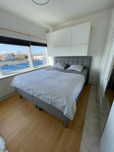 哥本哈根VS-Guesthouse的一间卧室设有一张床和两个大窗户
