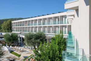 埃雷特里亚Amaronda Resort & Spa Eretria的玻璃楼梯,享有酒店外部的景色
