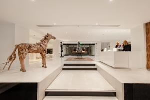 埃雷特里亚Amaronda Resort & Spa Eretria的一间有长颈鹿雕像的房间