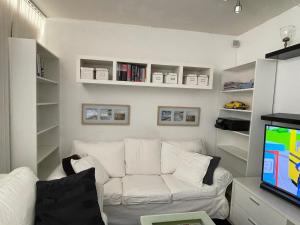 哥本哈根VS-Guesthouse的客厅配有白色沙发和电视