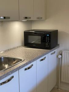 哥本哈根VS-Guesthouse的厨房配有微波炉和水槽