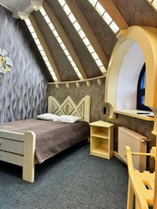 Zolotonosha威勒斯酒店 的一间卧室配有一张床和天窗