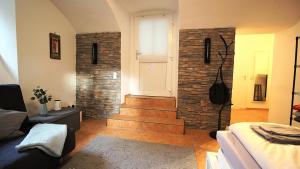 维尔茨堡fully equipped apartment near main station的一间设有砖墙和白色门的客厅