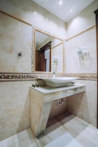 奥赫里德Villa Afrodita City Center的一间带水槽和镜子的浴室