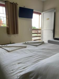 帕拉蒂CHILL INN HOSTEL & POUSADA CENTRO的一张白色的床,上面有两条毛巾