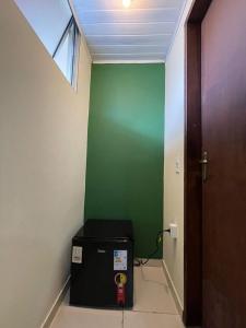帕拉蒂CHILL INN HOSTEL & POUSADA CENTRO的一间位于门边的绿色墙壁客房