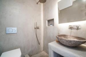 帕诺尔莫斯米科诺斯Mykonian Exclusive 3Bd Villa with Private Pool的一个带碗水槽的柜台浴室