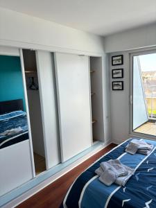 克罗宗L'Imprenable vue mer的一间卧室设有一张床和一个大窗户