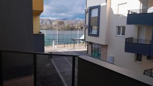 大格拉迪什泰Spa Koncept-Apartmani的享有水景的建筑阳台