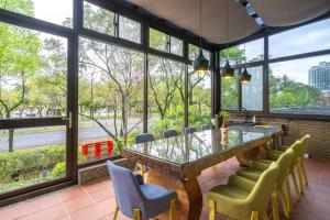 罗东镇罗东公园Villa民宿的一间带桌椅和窗户的用餐室