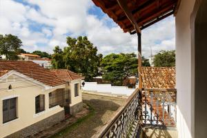 圣若昂-德雷Aconchego São Francisco, Casa 100m Igreja São Francisco, Pet friendy的房屋的阳台享有风景。