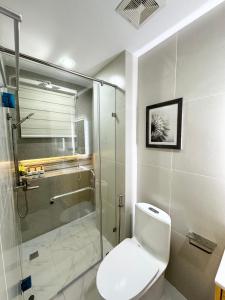 安吉利斯Luxury Suite near Clark International Airport的带淋浴、卫生间和玻璃淋浴间的浴室