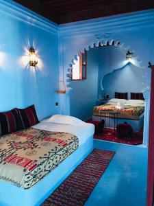 舍夫沙万达达迪奇雷夫摩洛哥传统庭院住宅的蓝色客房内的2张床