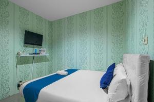 SiantanHOUSE MUSE的一间卧室配有白色的床和绿色壁纸