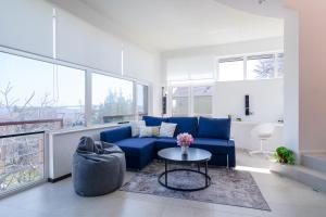 切尔诺莫雷茨Happy-U house - Modern and with stunning view的客厅配有蓝色的沙发和桌子