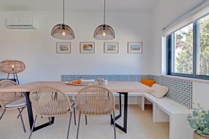费拉古多Casa Ferraguido by Portucasa的一间带桌椅的用餐室