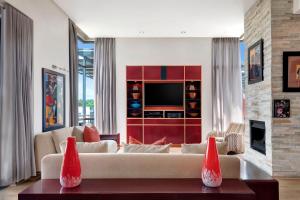约翰内斯堡非洲梅尔罗斯普赖德阿彻傲途格精选酒店的带沙发和电视的客厅