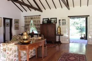 彼得罗波利斯Casa do Fachoalto的客厅配有沙发和桌子