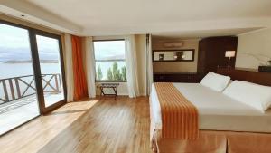 埃尔卡拉法特赛琳娜酒店加套房的酒店客房设有一张大床和大窗户