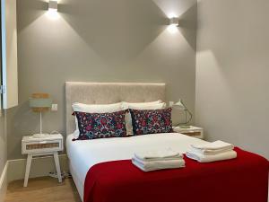 波尔图Porto XL的一间卧室配有一张带红色毯子的大床