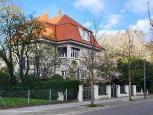 罗拉赫Villa Am Rosenfelspark的街上有红色屋顶的房子