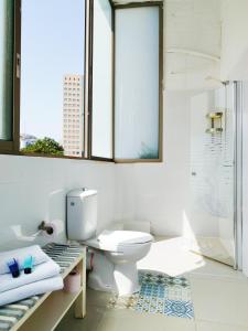 海法伊甸园酒店的一间带卫生间和淋浴的浴室