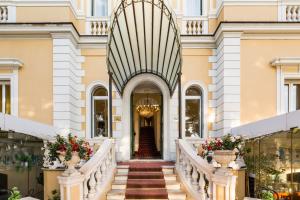 阿伦扎诺埃纳酒店的通往鲜花盛开的建筑的楼梯