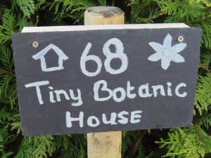 曲马勒姆Tiny Botanic House的邮报上一个小植物房子的标志