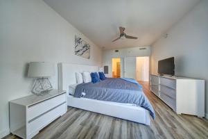 劳德代尔堡Sejur Fort Lauderdale的一间卧室配有一张床和一台平面电视