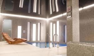 奥普尔Hotel Weneda的浴室设有1个带长凳和2个水龙头的游泳池
