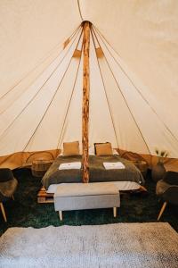 塞尔福斯Luxury Boutique Camping的一间帐篷内带两张床的卧室