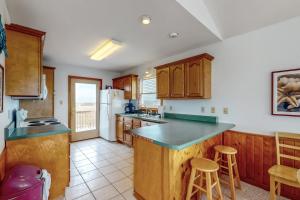 罗丹特Endless Views的厨房配有木制橱柜和台面