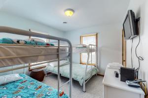 罗丹特Endless Views的一间卧室配有两张双层床和电视