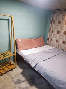 大叻DALAT INN PEACEFUL的一张小床,位于带床架的房间