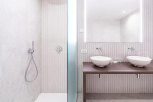 科特赖克公园酒店的一间带两个盥洗盆和淋浴的浴室
