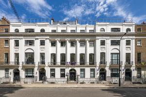 伦敦The Goodenough Hotel London的街道边的白色大建筑