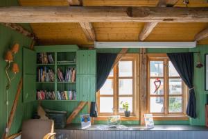 SkrovaHeimbrygga Restaurant & Accommodation的书架和窗户的房间
