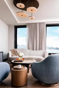 纽约Maison Hudson的客厅配有沙发和桌子