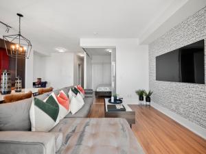 多伦多Stylish One Bedroom Suite - Entertainment District Toronto的带沙发和电视的客厅