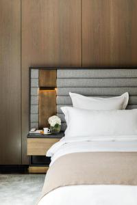 纽约Maison Hudson的一间卧室配有一张大床和木制床头板
