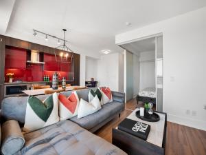 多伦多Stylish One Bedroom Suite - Entertainment District Toronto的带沙发的客厅和厨房