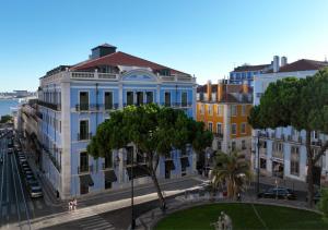 里斯本Montebelo Vista Alegre Lisboa Chiado Hotel的城市街道上的一群建筑物