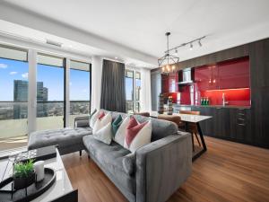 多伦多Stylish One Bedroom Suite - Entertainment District Toronto的一间带灰色沙发的客厅和一间厨房
