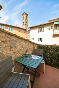 佛罗伦萨San Niccolò Luxury Apartment的一个带钟楼的露台上的桌椅