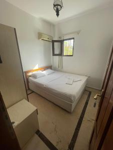 安塔利亚德德汗酒店的一间小卧室,配有床和窗户