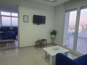 苏塞Stunning Penthouse with Sea and Castle View (2BDR)的客厅配有沙发和墙上的电视